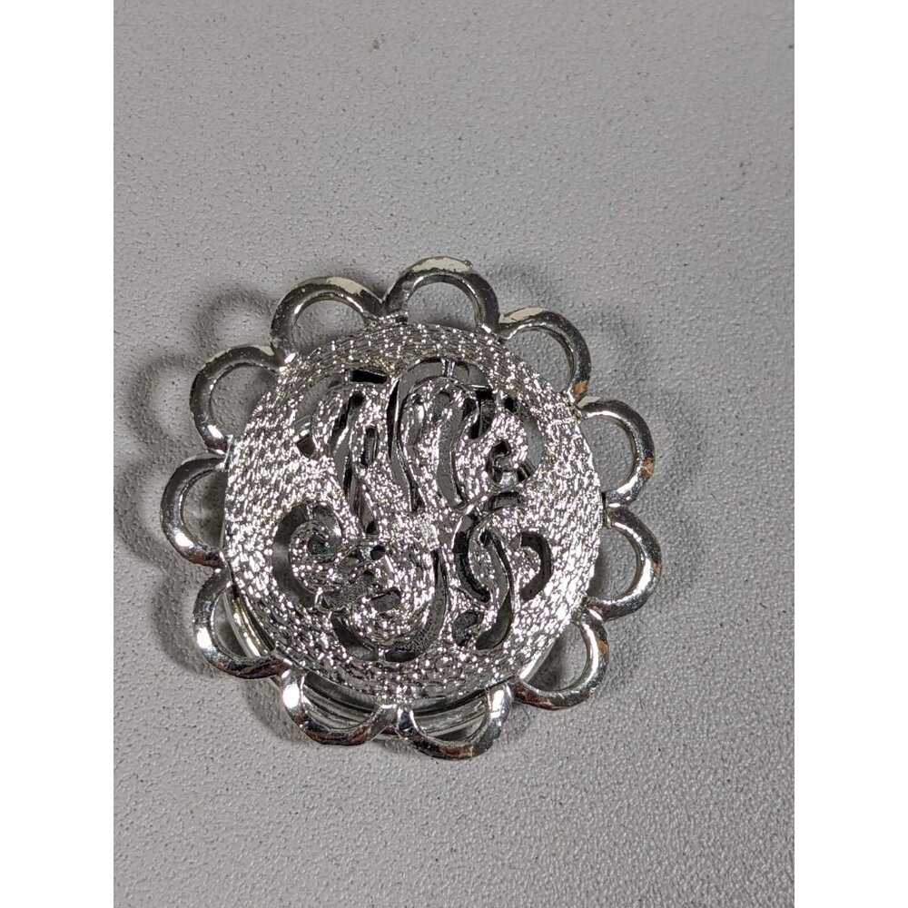 Vintage Silver Tone Monogram Round Scallop Edge Scarf‎ Clip